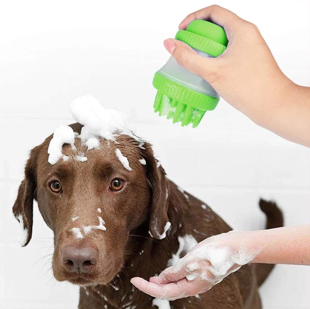 Cepillo para baño con dispensador de jabón